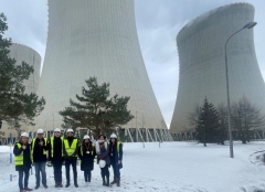 Students in front of a nuclear reactor 